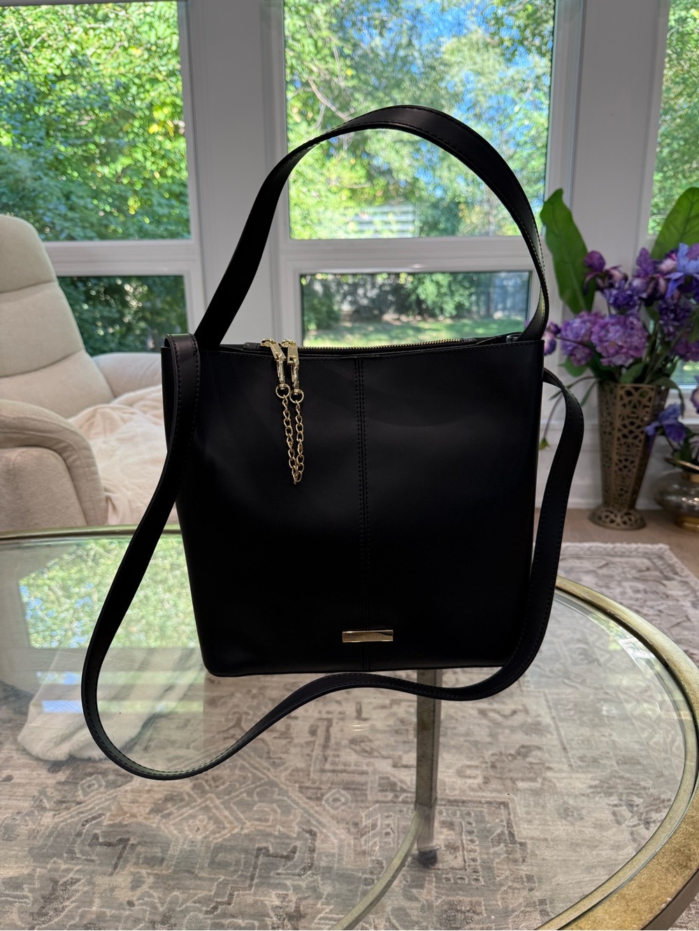 Ron white Elegant Black Shoulder Bag with Gold Chain Accent